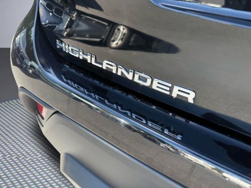 Used 2021 Toyota Highlander XLE AWD/4WD image 6