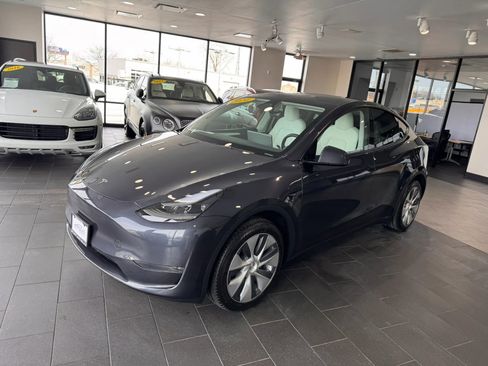 Used 2024 Tesla Model Y Long Range image 2
