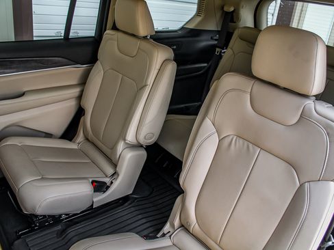 Used 2022 Jeep Grand Cherokee L Limited AWD/4WD image 22
