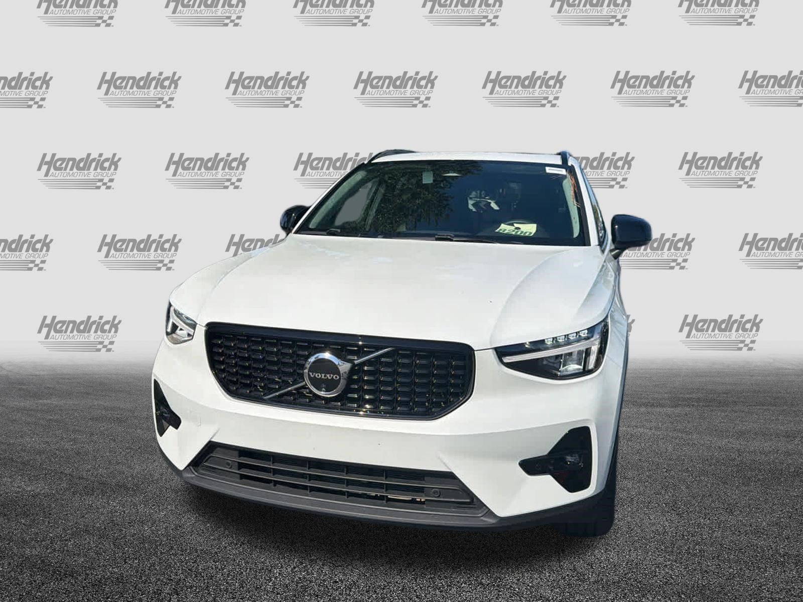 Certified 2025 Volvo XC40 B5 Plus AWD/4WD image 5