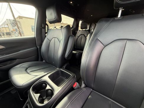 Used 2025 Chrysler Pacifica Select image 35