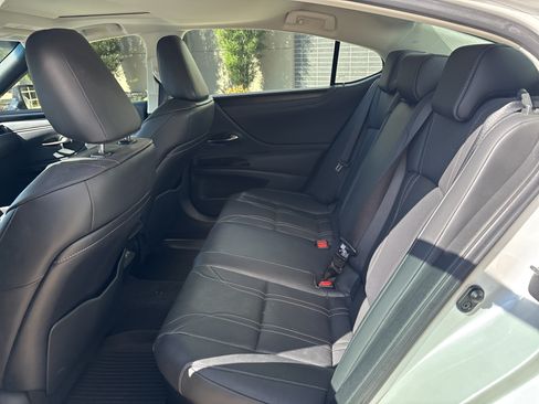 Used 2023 Lexus ES 300h w/ Accessory Package (Z2) FWD image 31