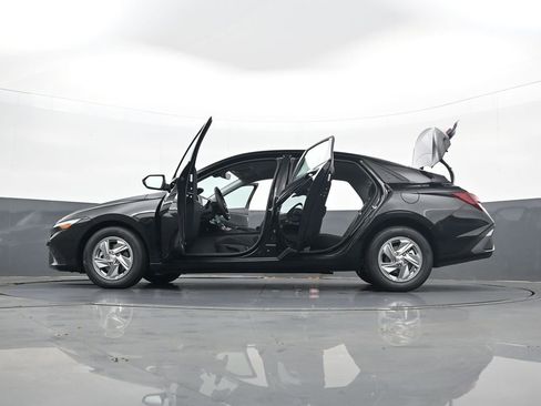 New 2026 Hyundai Elantra SE FWD image 34