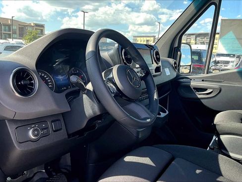 Used 2025 Mercedes-Benz Sprinter 2500 image 9