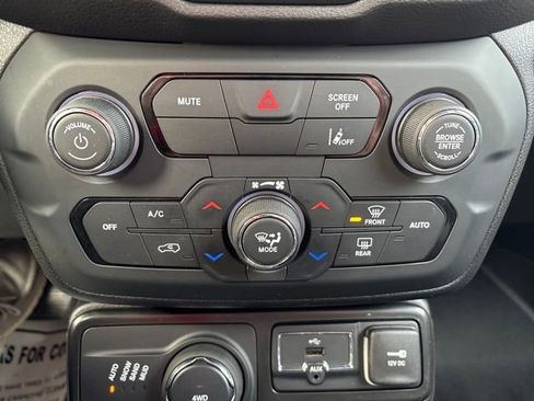 Used 2023 Jeep Renegade Latitude AWD/4WD image 16