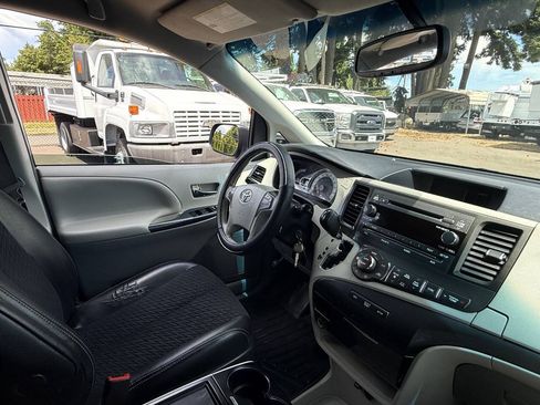 Used 2012 Toyota Sienna SE FWD image 19