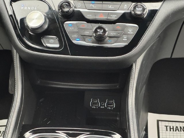 Used 2025 Chrysler Pacifica Limited FWD image 17