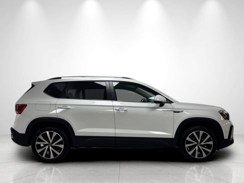 Used 2022 Volkswagen Taos SE FWD image 6