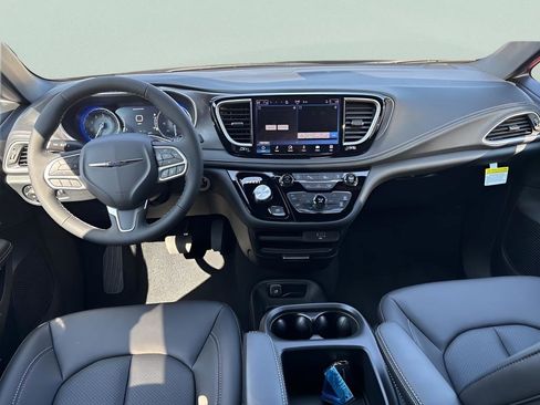 New 2026 Chrysler Pacifica Select image 11
