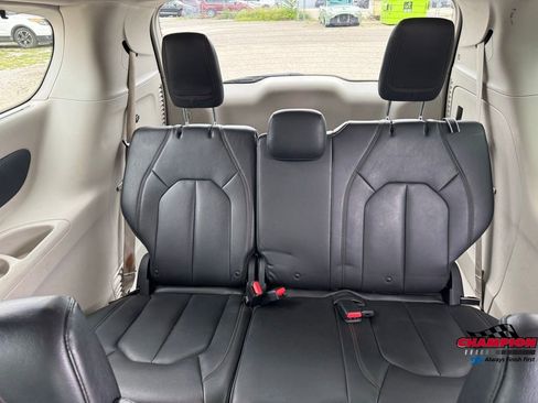 Used 2017 Chrysler Pacifica Touring-L image 26