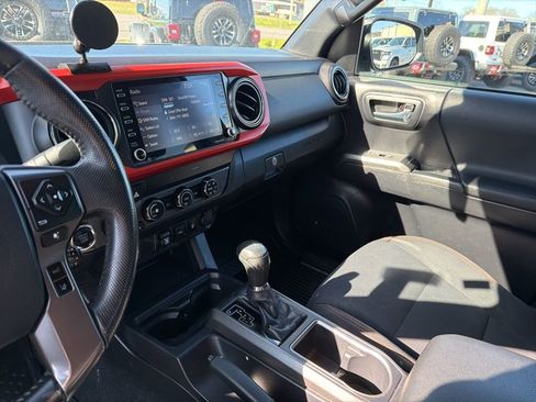 Used 2020 Toyota Tacoma TRD Off-Road AWD/4WD image 32