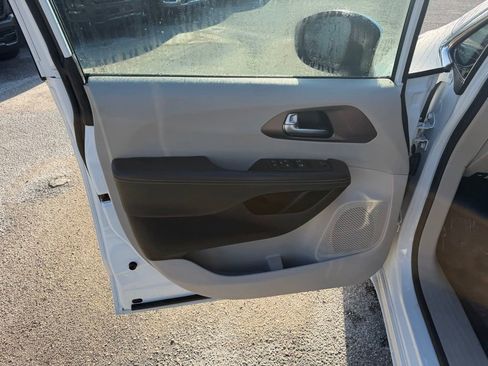 Certified 2023 Chrysler Voyager LX FWD image 13