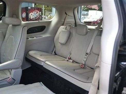 Used 2017 Chrysler Pacifica Limited w/ UConnect Theater Package FWD image 19