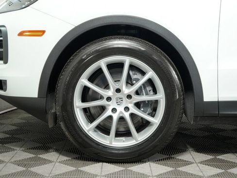 Certified 2024 Porsche Cayenne w/ Premium Package AWD/4WD image 13
