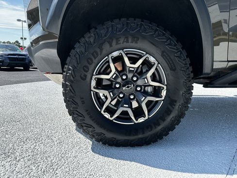Used 2025 Chevrolet Colorado ZR2 w/ Technology Package AWD/4WD image 25