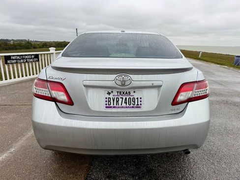 Used 2010 Toyota Camry LE image 6