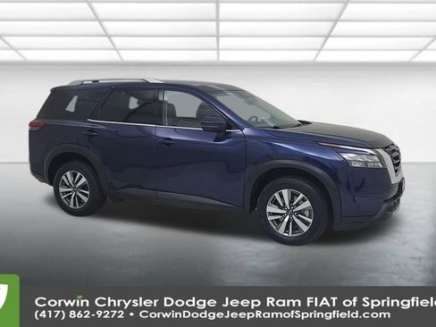 Used 2025 Nissan Pathfinder SL image 2