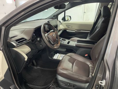 Used 2021 Toyota Sienna Platinum image 21