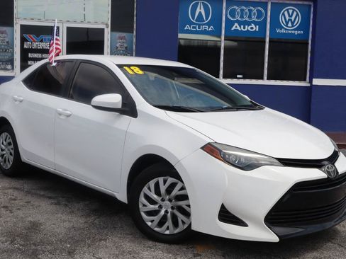 Used 2018 Toyota Corolla LE FWD image 3