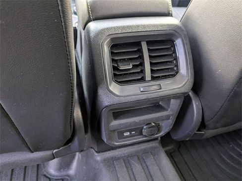 Used 2024 Volkswagen Tiguan SE image 13