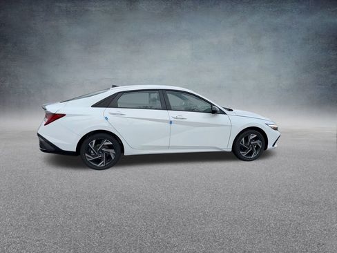 Used 2025 Hyundai Elantra SEL image 24