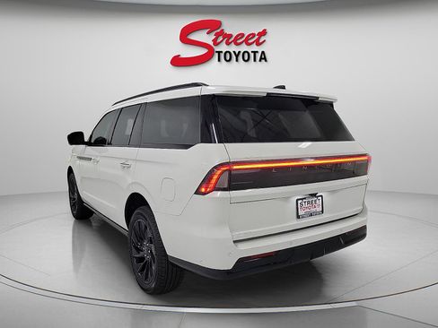 Used 2025 Lincoln Navigator Reserve w/ Jet Appearance Package AWD/4WD image 2