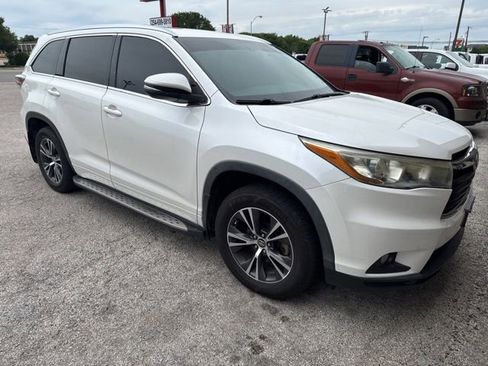 Used 2016 Toyota Highlander XLE FWD image 2