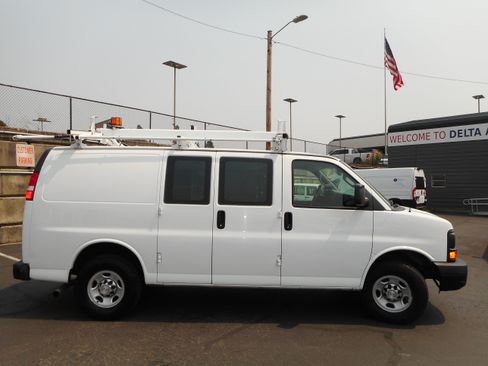 Used 2016 Chevrolet Express 2500 RWD image 2