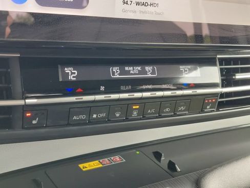 Used 2025 Toyota Sienna XLE FWD image 38