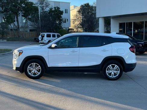 Used 2024 GMC Terrain SLE image 3