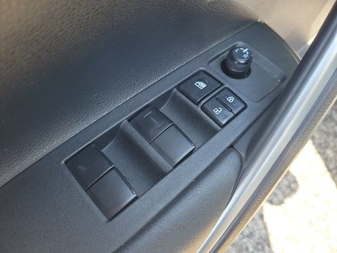 Used 2023 Toyota Corolla Cross LE FWD image 10