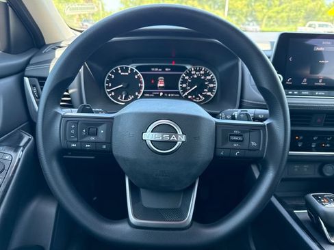 Used 2025 Nissan Rogue S FWD image 14
