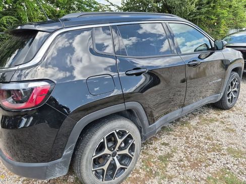 Used 2025 Jeep Compass Limited AWD/4WD image 3