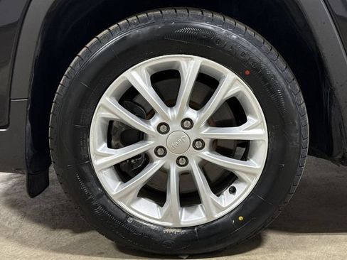 Used 2019 Jeep Cherokee Latitude w/ Popular Appearance Group FWD image 26