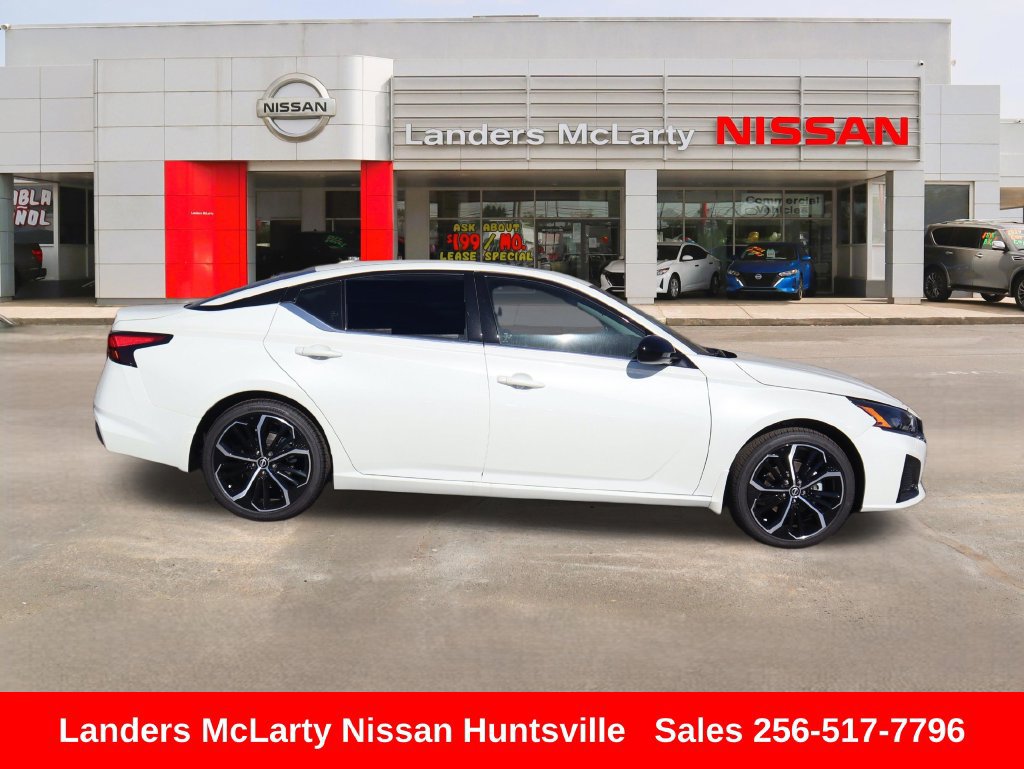 Used 2025 Nissan Altima 2.5 SR w/ SR Premium Package FWD image 2