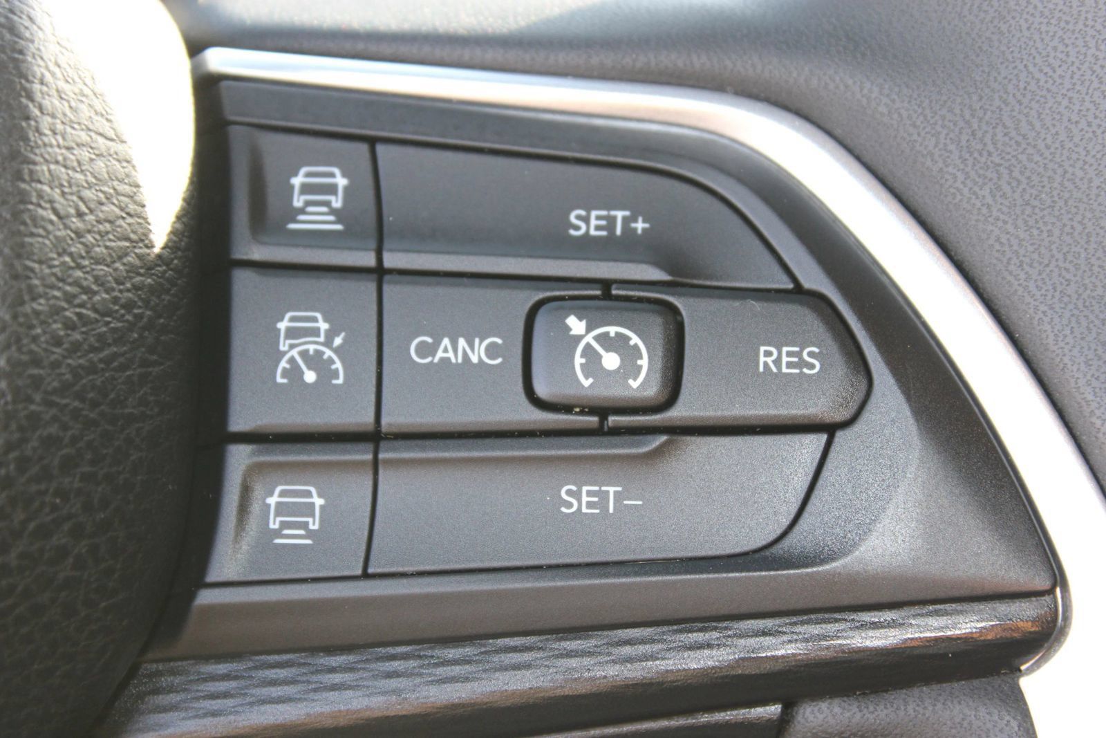 Used 2023 Jeep Grand Cherokee L Laredo RWD image 27