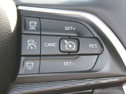 Used 2023 Jeep Grand Cherokee L Laredo RWD image 27