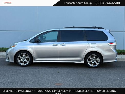 Used 2018 Toyota Sienna SE w/ Carpet Mat Package FWD image 3