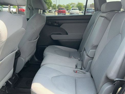 Used 2023 Toyota Highlander LE AWD/4WD image 32