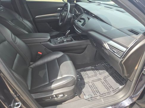 Used 2023 Cadillac XT4 Premium Luxury image 5