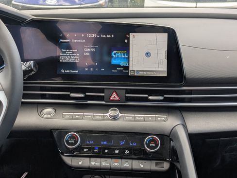 Used 2025 Hyundai Elantra Limited w/ Cargo Package FWD image 15
