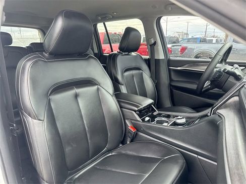 Used 2023 Jeep Grand Cherokee Limited w/ Black Appearance Package image 31