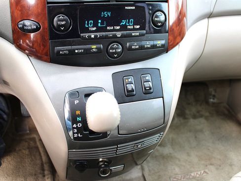 Used 2005 Toyota Sienna XLE image 29