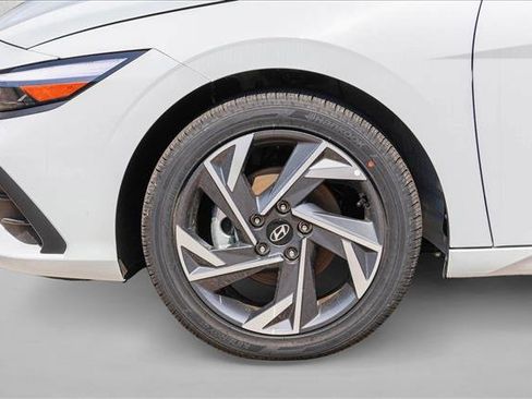 Used 2025 Hyundai Elantra SEL FWD image 9