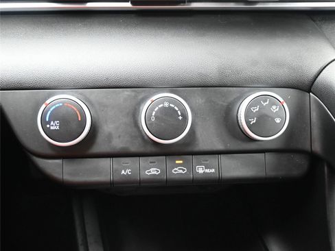 Used 2022 Hyundai Elantra SE image 14