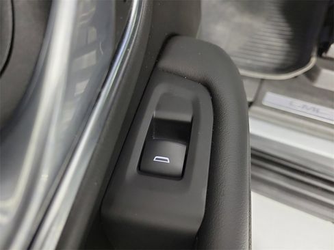 Used 2023 GMC Yukon SLT w/ SLT Luxury Package image 15