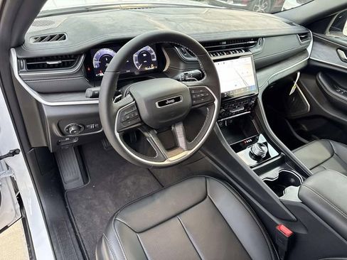 New 2025 Jeep Grand Cherokee L Limited w/ Luxury Tech Group II RWD image 15