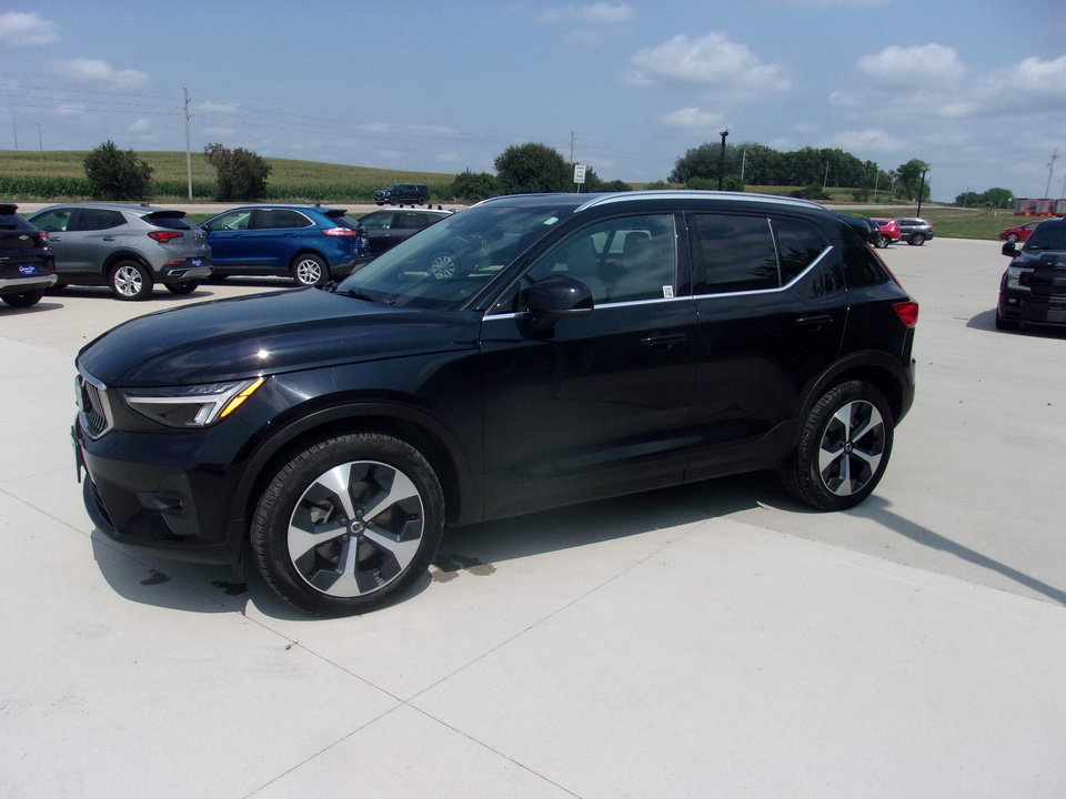 Used 2024 Volvo XC40 B5 Plus AWD/4WD image 6