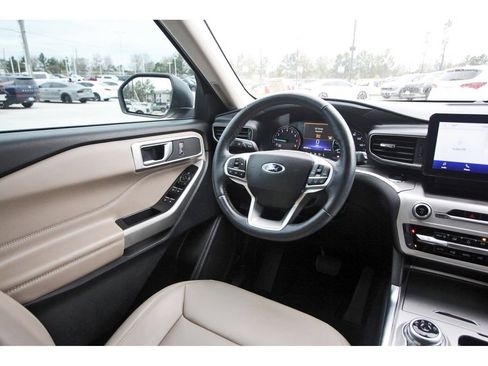 Used 2022 Ford Explorer XLT w/ Equipment Group 202A image 11