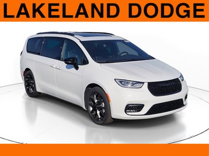 New 2026 Chrysler Pacifica Limited w/ S Appearance Package